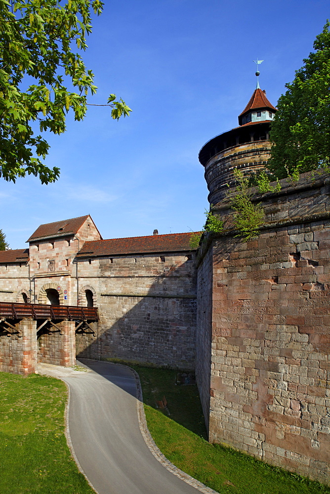 Neutorzwinger bailey, castle moat, bridge, city gate, fortified tower, city wall, bridge, old town, Nuremberg, Middle Frankonia, Frankonia, Bavaria, Germany, Europe