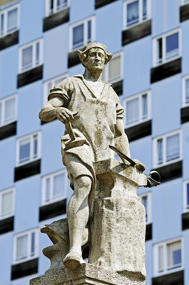 Monument and landmark Suhler Waffenschmied weaponsmith on the market, in the back prefabricated concrete building of the GDR, Suhl, Thuringia, Germany, Europe