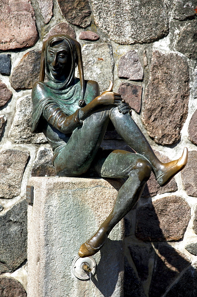 Till Eulenspiegel monument with thumb as lucky charm, fuer good luck, Moelln, Holstein, Schleswig-Holstein, Germany, Europe