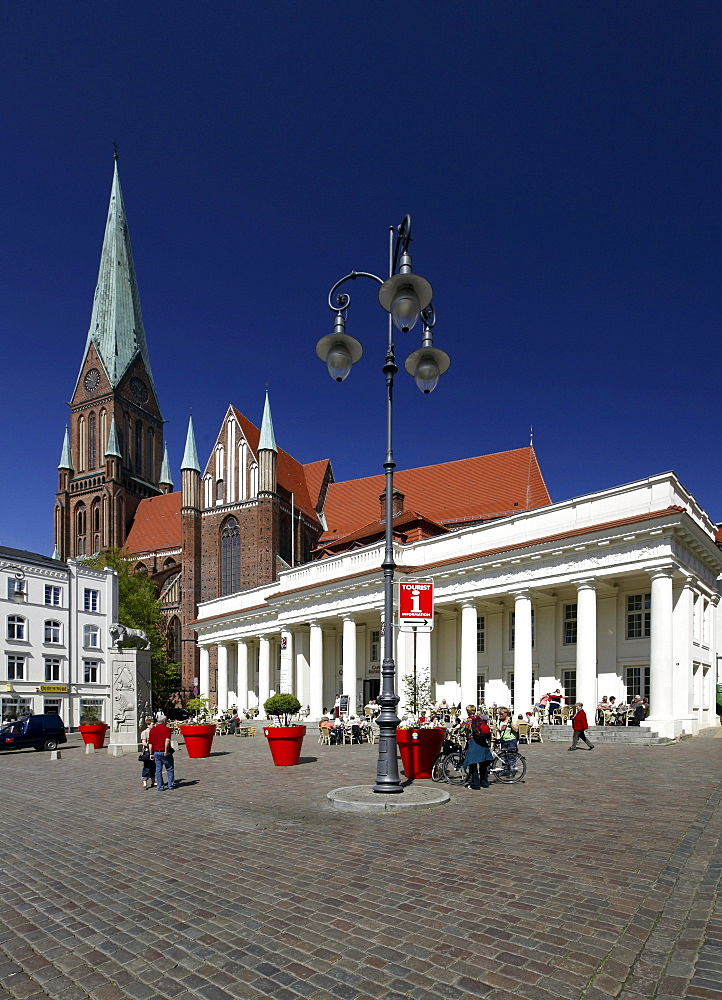 Neues Gebaeude building at the market place and Schweriner Dom cathedral, Schwerin, Mecklenburg-Western Pomerania, Germany, Europe