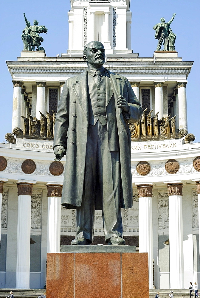 Statue of Lenin in front of the VVTs or VDNKh, All Russian Exhibition Centre, central pavilion, Moscow, Russia