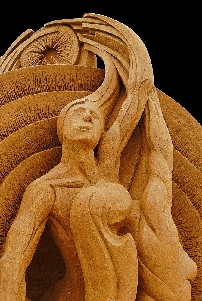 Sand sculpture by Irish artist Fergus Mulvany "Heights and Opening", International Exhibition of Sand Sculpture, Moscow, Russia