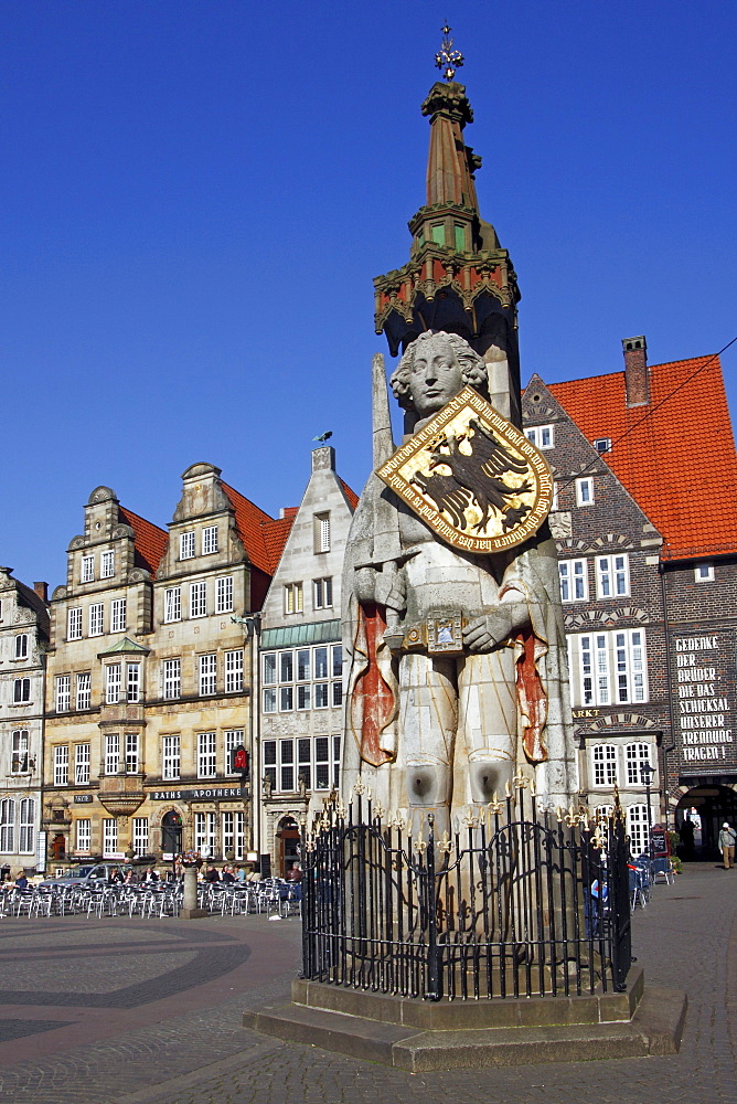 Bremer Roland statue on the market square in the old town of Bremen, UNESCO World Heritage Site, landmark, Free Hanseatic City of Bremen, Germany, Europe