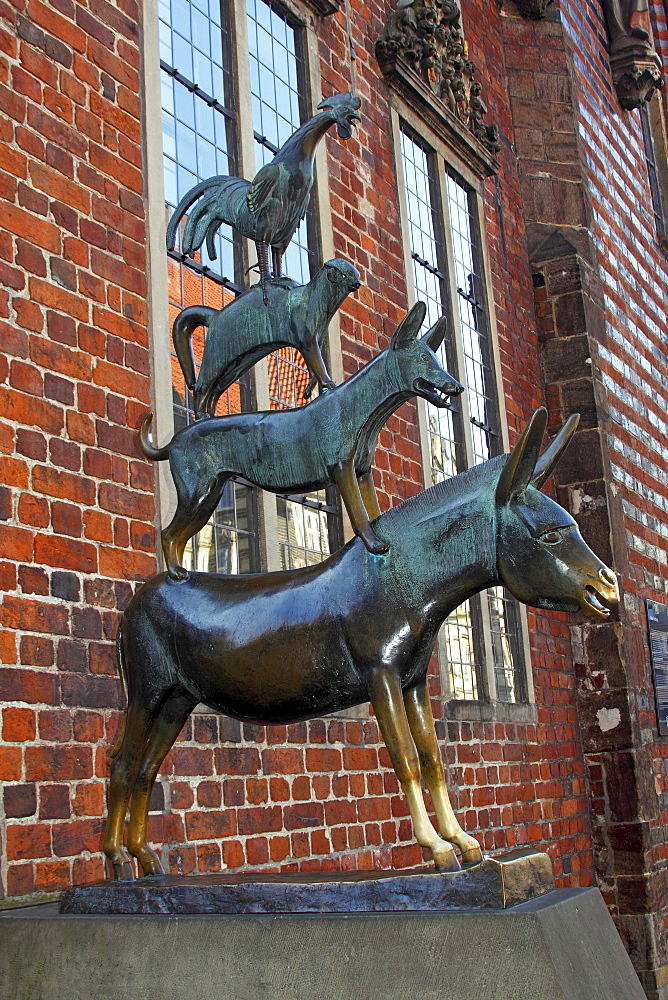 The Bremen Town Musicians, Bremer Stadtmusikanten, bronze statue at the old town hall in the historic old town of Bremen, Free Hanseatic City of Bremen, Germany, Europe