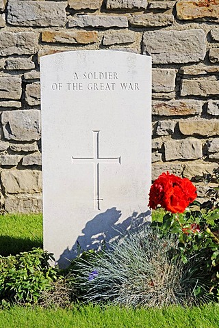 White grave stone, unknown, anonymous, soldier's graves, war graves, the fallen, Terlincthun British war cemetery, world war, Wimille, Boulogne sur Mer, Nord Pas de Calais, France, Europe