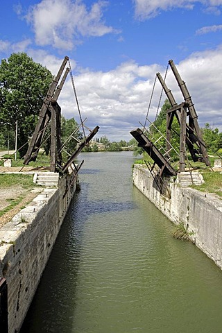 Vincent van Gogh bridge, Le Pont van Gogh, Pont de Langlois, drawbridge, Arles, Bouches-du-Rhone, Provence-Alpes-Cote d'Azur, Southern France, France, Europe