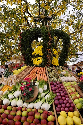 Harvest festival crown, harvest festival at the apple market in Bad Feilnbach, Upper Bavaria, Bavaria, Germany, Europe