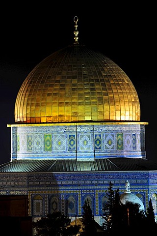 Golden cupola of the Dome of the Rock in the night, Qubbet es-Sakhra, on the temple mountain, Jerusalem, Israel, Near East, Orient