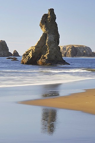 Haystack Rock and shoreline along the Oregon Coast, Pacific Ocean, Oregon, USA