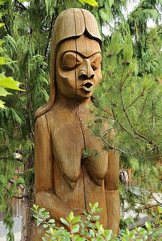 Woman, totem pole in detail, Duncan, Vancouver Island, Canada, North America