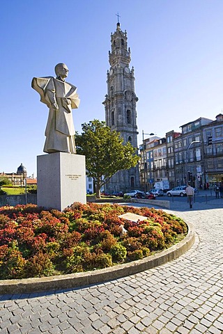 Antonio Golies Memorial, at back the Igreja e Torre dos Clerigos Church, landmark of Porto, UNESCO World Cultural Heritage Site, Portugal, Europe