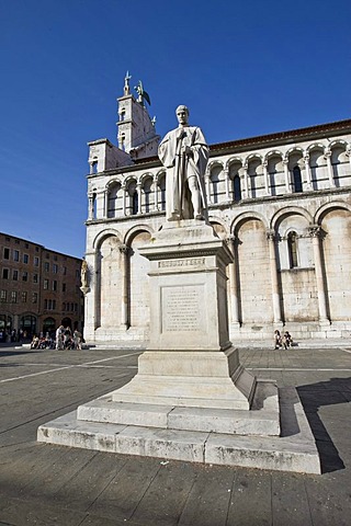 San Michele Church, Pisan Romanesque art, with monument to Francesco Burlamacchi, Piazza San Michele, Lucca, Tuscany, Italy, Europe