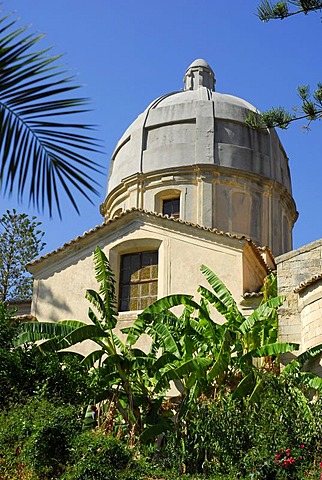 Garden, dome and facade of the Cathedral in the historic centre, Cattedrale di Tropea, Tropea, Vibo Valentia, Calabria, South Italy, Europe