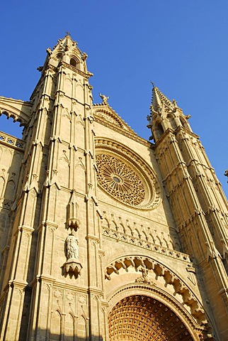 Predominantly Gothic west facade of the La Seu Cathedral, historic city centre, Ciutat Antiga, Palma de Mallorca, Mallorca, Balearic Islands, Spain, Europe