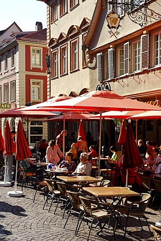 Bar cafe restaurant terraces in the historic centre in summer, guests and red sunshades on the Marktplatz Square, Heidelberg, Neckar Valley, Baden-Wuerttemberg, Germany, Europe