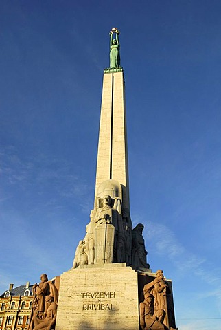 The girl Milda holding up 3 stars towards the sky, Monument, Statue of Liberty, Brivibas piemineklis in the Brivibas bulvaris Boulevard, Riga, Latvia, Baltic states, Northeastern Europe