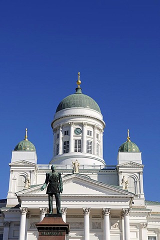 Alexander II statue, Tuomiokirkko, Helsinki Cathedral, Senate Square, Helsinki, Finland, Europe