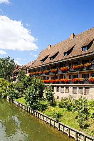 Pegnitz River, house decorated with flowers in the Heilig Geist Spital, historic city centre, Nuremberg, Middle Franconia, Bavaria, Germany, Europe