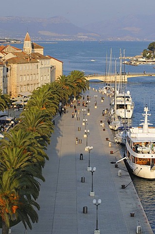 Waterfront promenade, Trogir, Dalmatia, Croatia, Europe