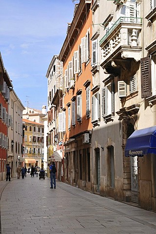 Narrow alleyway, Karera, old town, Rovinj, Croatia, Europe