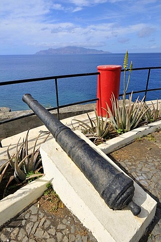 Miradouro Padrao, canon at viewpoint, Sao Filipe, Fogo Island, Cape Verde Islands, Africa