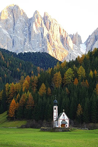 Sankt Johann Church in front of the peaks of the Catinaccio group, Sankt Magdalena in Funes Valley, Bolzano-Bozen, Italy, Europe