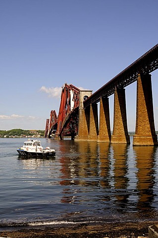 Forth Rail Bridge crossing the firth of Forth Fjord near Edinburgh, Scotland, Great Britain, Europe