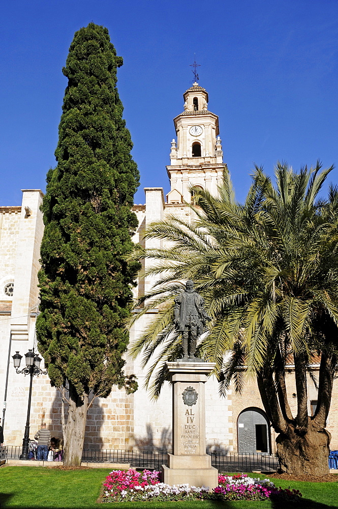 Francesc (Francisco) de Borja Memorial (St. Francis Borgia) in front of church, Gandia, Costa Blanca, Valencia Province, Spain