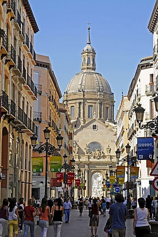 Shopping street Alfonso, Basilica de Nuestra Senora del Pilar, Basilica of Our Lady of the Pillar, Zaragoza, Saragossa, Aragon, Spain, Europe