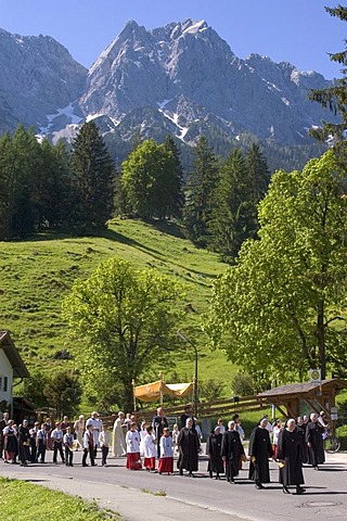 Grainau Werdenfelser Land country of Werdenfels district of Garmisch-Partenkirchen Upper Bavaria Germany Corpus Christi Procession in front of the Zugspitze Wetterstein mountains