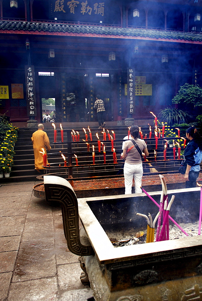 Entrance to the Wannian monastery, Mount Emei near Chengdu, China, Asia