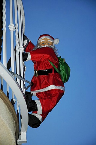 Santa Claus climbs up a window shutter, Polop, Costa Blanca, Spain