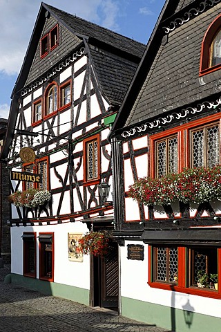 The restaurant Munze in a beautiful old half timbered house, Bacharach on the Rhine, Rheinland-Pfalz, Germany