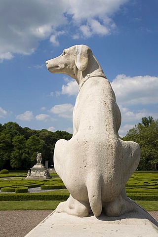 Sculpture dog, Nordkirchen Castle, known as the "Westphalian Versailles", builder archbishop of Plettenburg, beginning of the 18th century to the plans of Gottfried Laurenz Pictorius and his successor Johann Conrad Schlaun, Nordkirchen, Muensterland, Nort