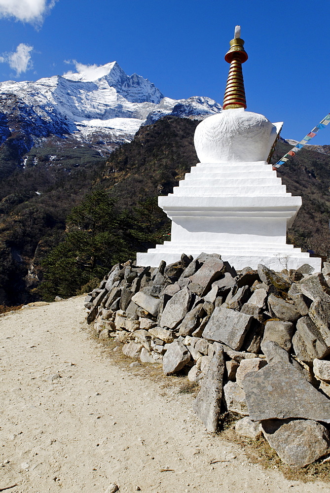 Buddhist stupa in front of Mt. Kongde Ri (6187 m), Bhote Koshi Valley, Sagarmatha National Park, UNESCO World Heritage Site, Khumbu Himal, Himalayas, Nepal, Asia