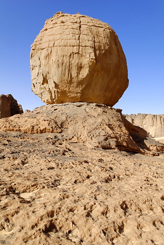 Eroded rock formation, round boulder balanced on a rock base in Tin Akachaker, Tassili du Hoggar, Wilaya Tamanrasset, Algeria, Sahara, North Africa