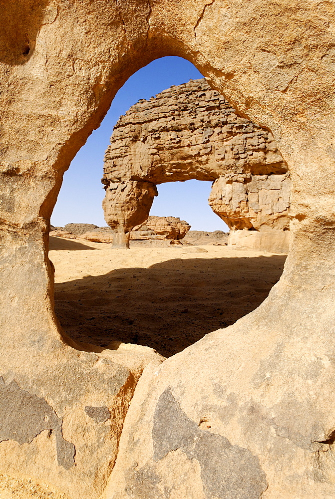 Rock window, rock formations at Youf Ahakit, Tassili du Hoggar, Wilaya Tamanrasset, Sahara Desert, Algeria, North Africa