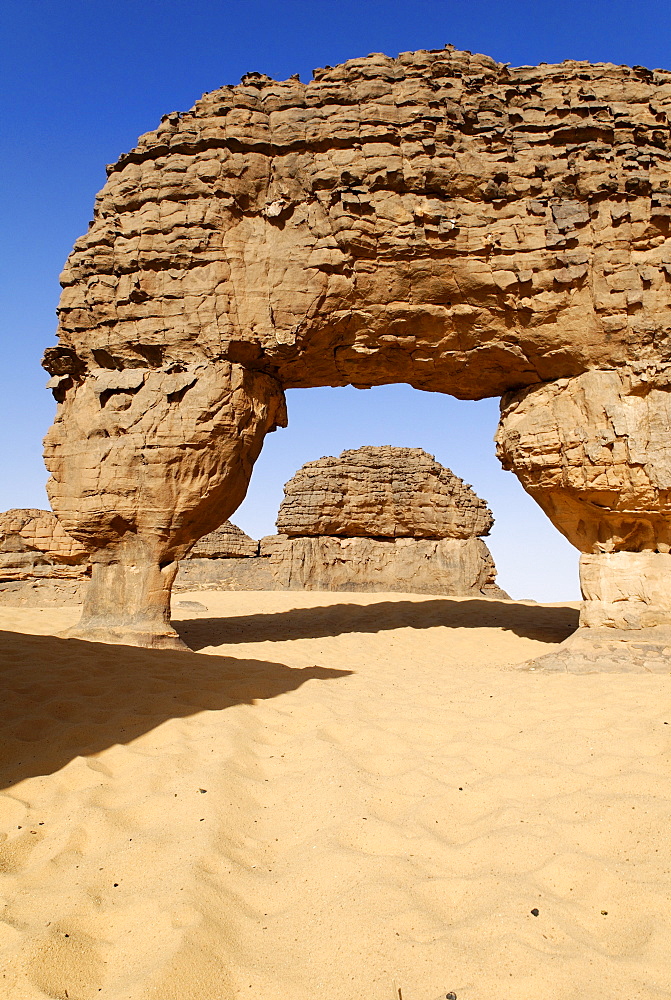 Rock window, rock formations at Youf Ahakit, Tassili du Hoggar, Wilaya Tamanrasset, Sahara Desert, Algeria, North Africa