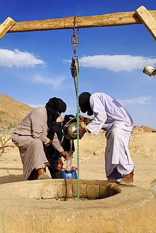 Tuareg people drawing water from a well, Wilaya Tamanrasset, Algeria, Sahara, North Africa