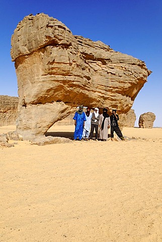 Group of Tuareg men, Youf Ahakit, Tassili du Hoggar, Wilaya Tamanrasset, Algeria, Sahara Desert, North Africa, Africa