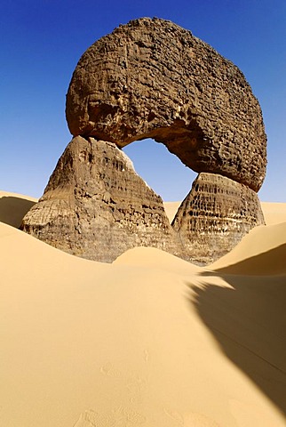 Rock arch in Tin Akachaker, Tassili du Hoggar, Wilaya Tamanrasset, Algeria, Sahara Desert, North Africa, Africa