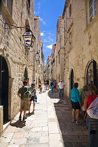 Narrow alley in Dubrovnik's historic centre, Ragusa, Dubrovnik-Neretva, Dalmatia, Croatia, Europe