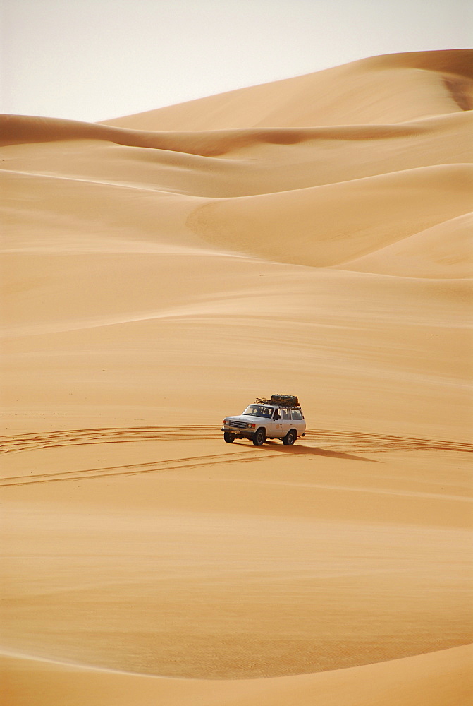 Jeep on dune, Ubari desert, Libya