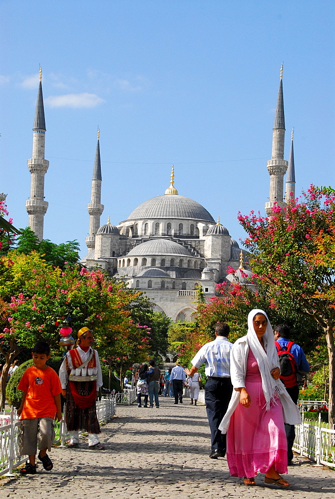 Veiled woman in front of Sultan Ahmed Camii (Blue Mosque), Istanbul, Turkey