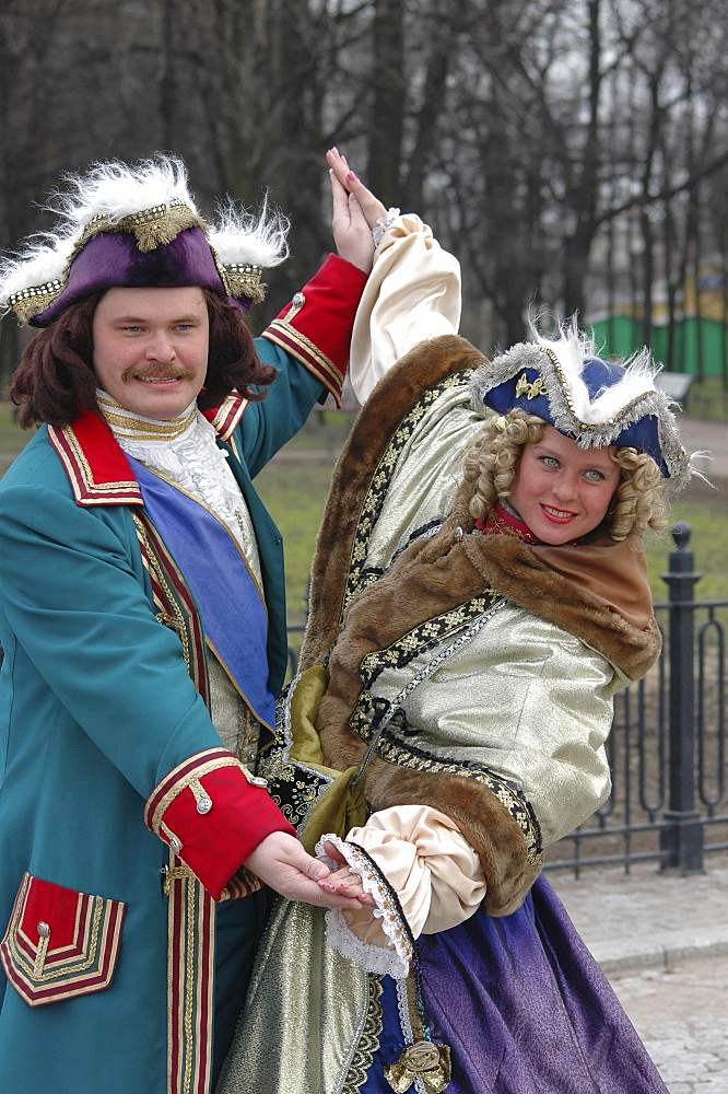 In front of the monument of Peter the Great a man and a lady pose as Peter the Great and Katharina the Great, St. Peteresburg, Russia