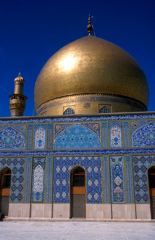 Main dome of the Al-Askari Mosque (Askariyya Mosque) prior to its destruction in the 2006 bombings, Samarra, Iraq, Middle East, Asia