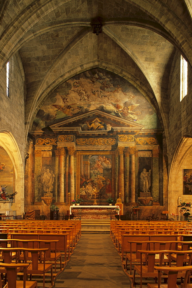 Interior of church, France, Languedoc-Roussillon, Beziers