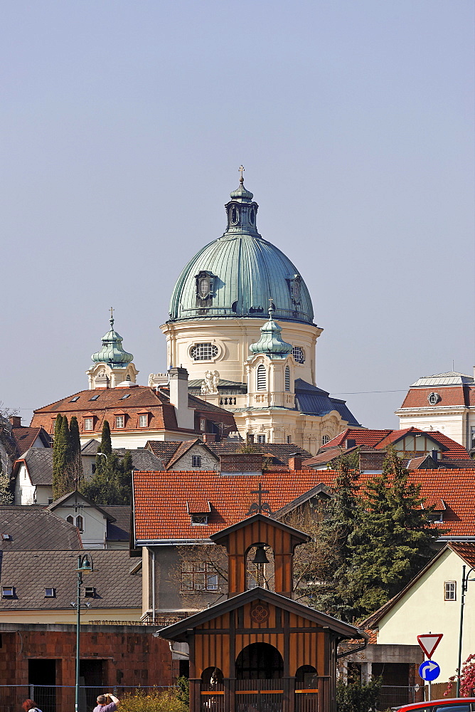 View of the Margaretenkirche (St. Margaret's Church) and the chapel at Hermannsplatz (Herman's Square) in the foreground, Berndorf, Triestingtal, Lower Austria, Austria, Europe