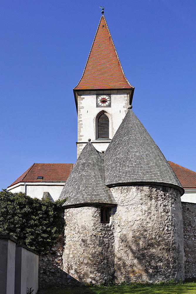 Exterior, Doppelkarner Ossuary (front) and Church in Pottenstein, Triestingtal (Triesting Valley), Lower Austria, Austria, Europe