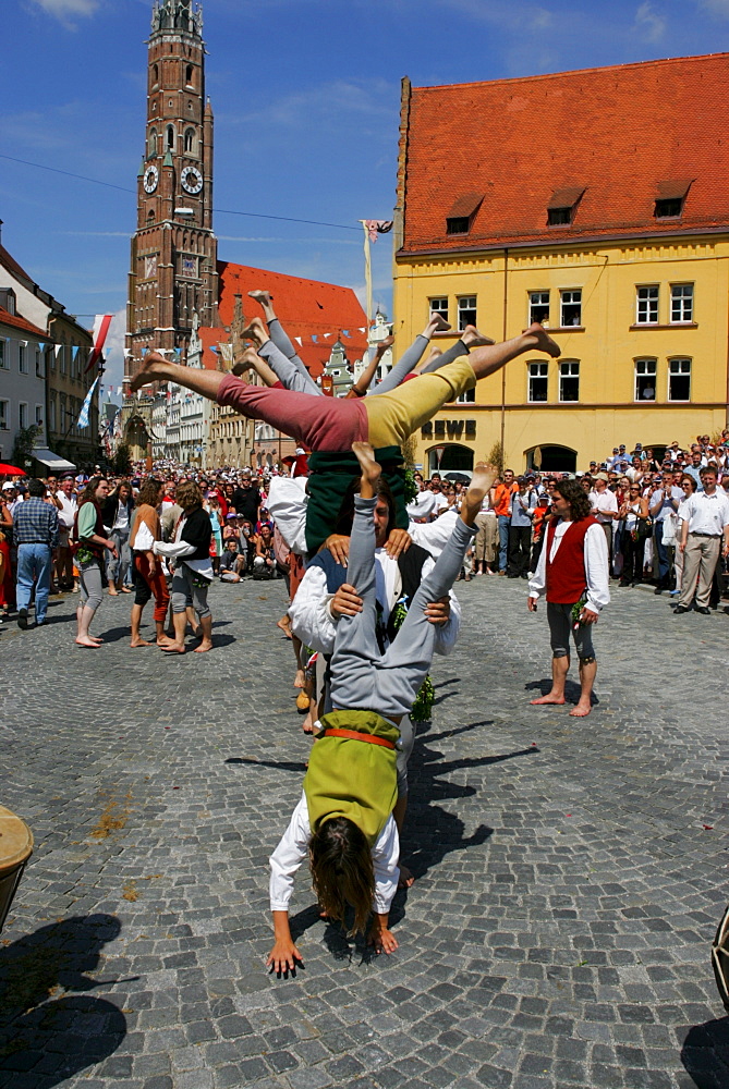 Street juggler, Landshut Wedding historical pageant, Landshut, Lower Bavaria, Bavaria, Germany, Europe